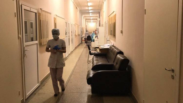 Минимум четыре человека сбежали из коронавирусного карантина в Петербурге