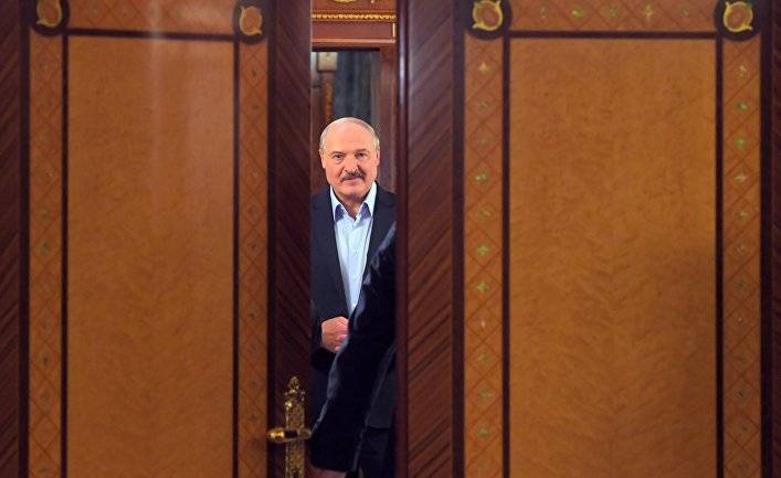 Bloomberg (США): Путин оказывает давление на белорусского правителя в надежде обойти ограничения по срокам