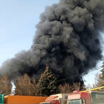 Площадь пожара в цехе по производству пластиковой посуды в Челябинске выросла до 2,5 тыс. кв. метров