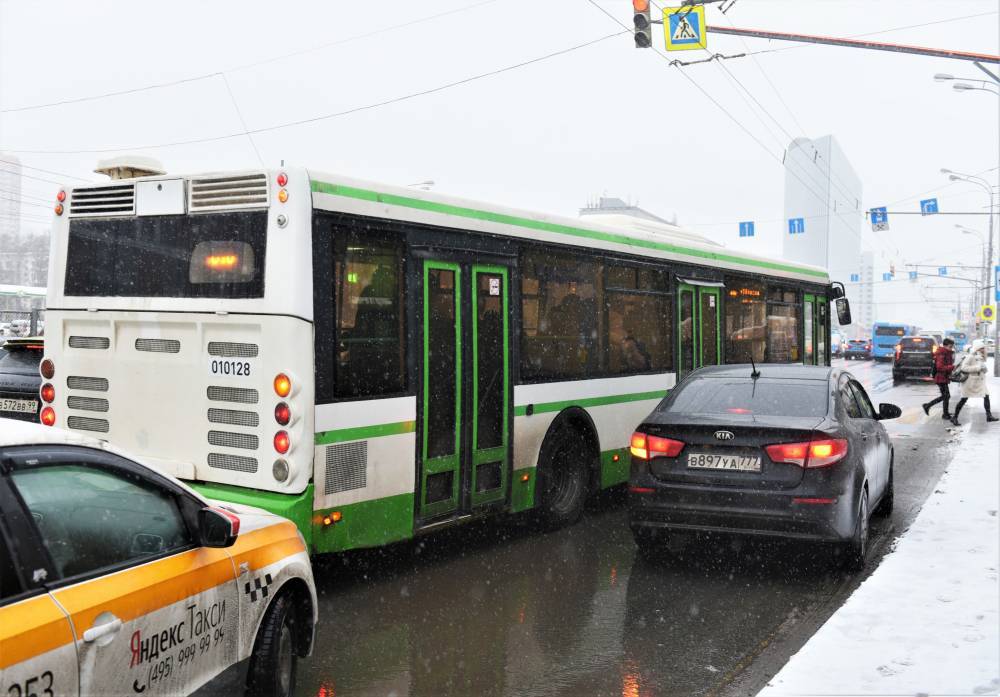 Водителям посоветовали пересесть на общественный транспорт вечером 14 февраля