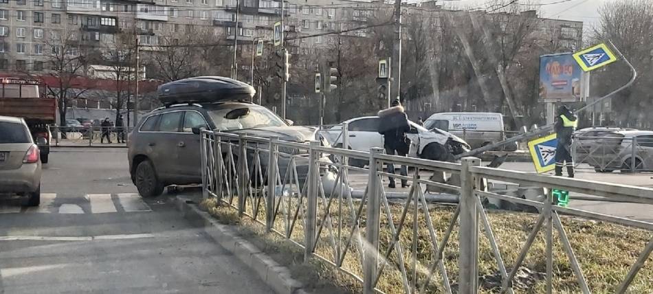 Женщина чуть не погибла при ДТП двух иномарок в Петербурге