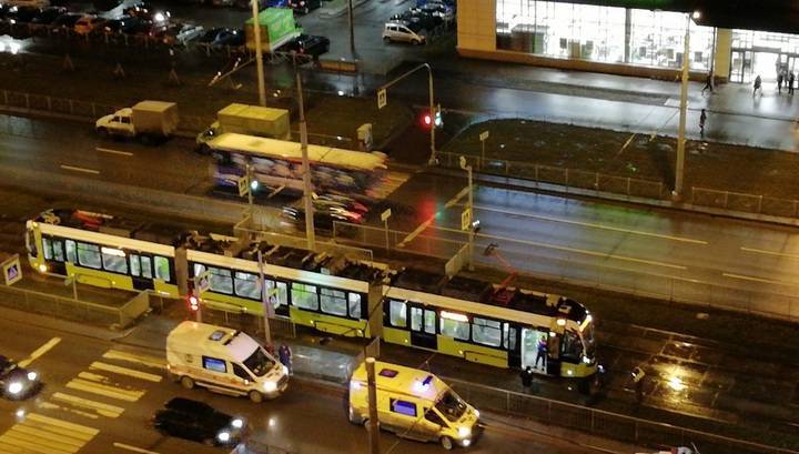 В тяжелом состоянии: трамвай сбил пешехода в Петербурге. Видео