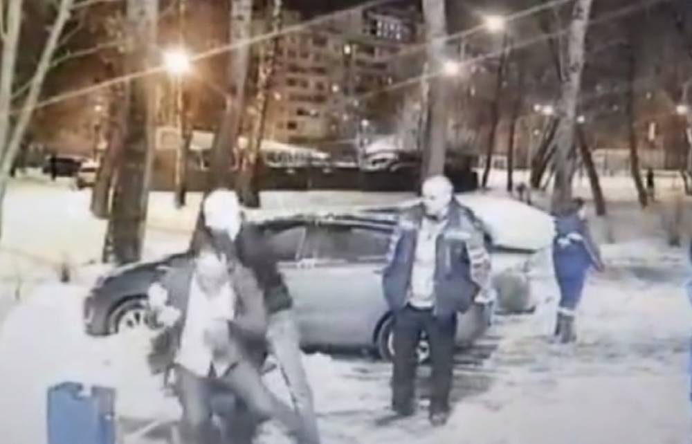 Появилось видео задержания пьяного мужчины, напавшего в Москве на фельдшера