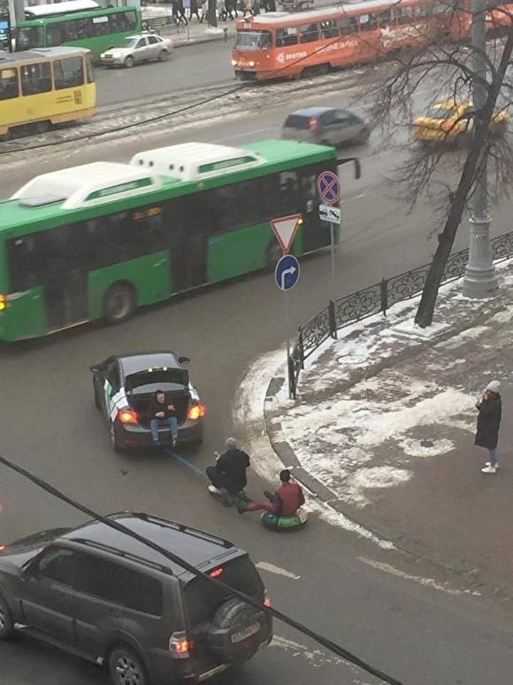 Катание на бубликах по Екатеринбургу объяснили съемкой видео о безопасности на дороге