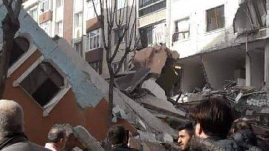 Семиэтажное здание обрушилось в центре Стамбула
