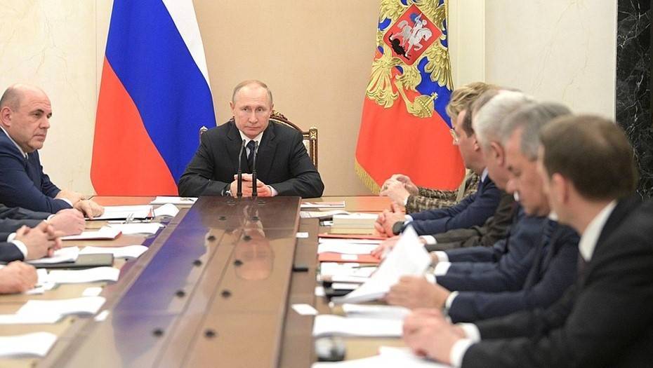 Путин обсудил с членами Совбеза РФ влияние коронавируса на мировую экономику