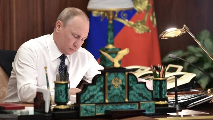 Путин подписал указы о помиловании трех осужденных россиян