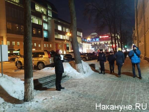 Серия одиночных пикетов с призывами пересмотреть дело запрещенной "Сети" проходит в Екатеринбурге