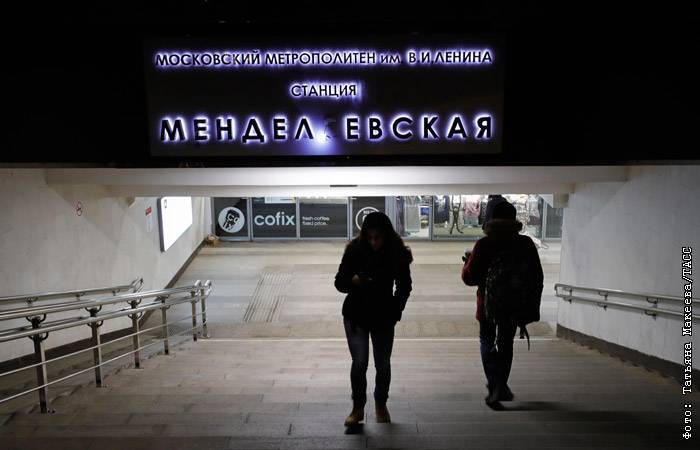 Упавший под поезд на "серой" ветке московского метро мужчина погиб