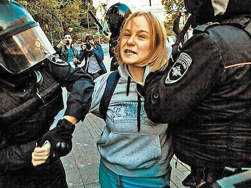 МВД: Полицейский ударил Дарью Сосновскую в живот на акции 10 августа, чтобы «не допустить неправомерных действий»