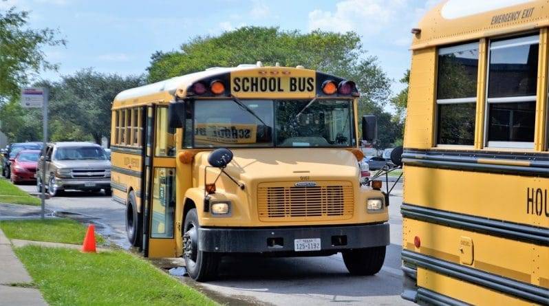 Водитель школьного автобуса из Нью-Джерси вышла из транспорта, бросив 14 детей внутри