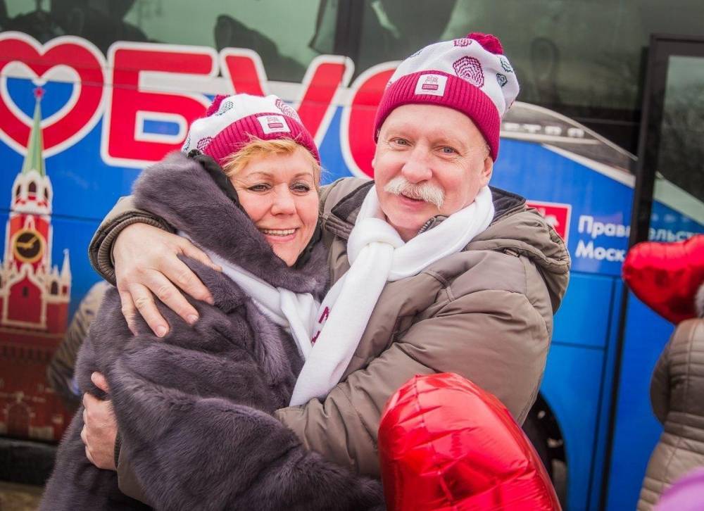 Семья пенсионеров стала 200-тысячным пассажиром «Доброго автобуса» в День влюблённых