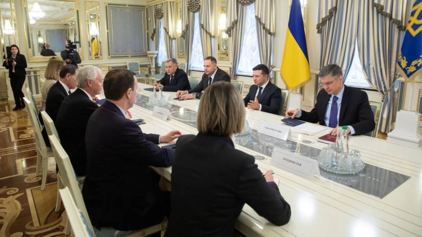 Зеленский обсудил с сенаторами США помощь Украине
