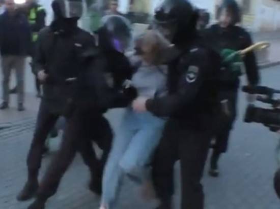 МВД объяснило, зачем полицейский ударил женщину в живот на митинге