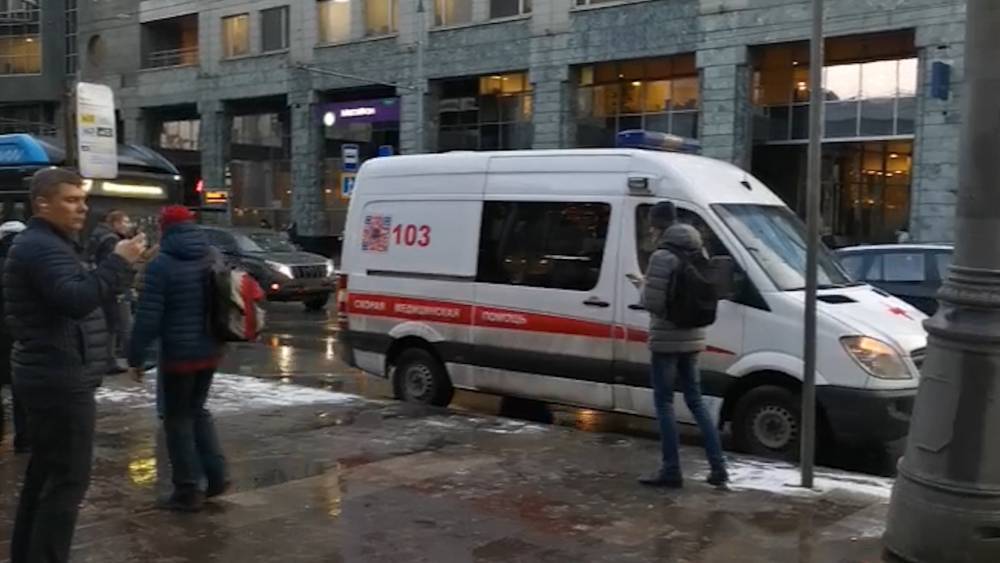 Мужчина, попавший под поезд в московском метро, скончался от полученных травм.