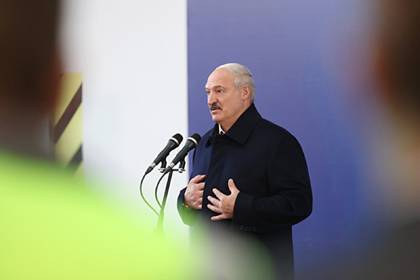 Лукашенко призвал есть белорусские продукты вместо ананасов