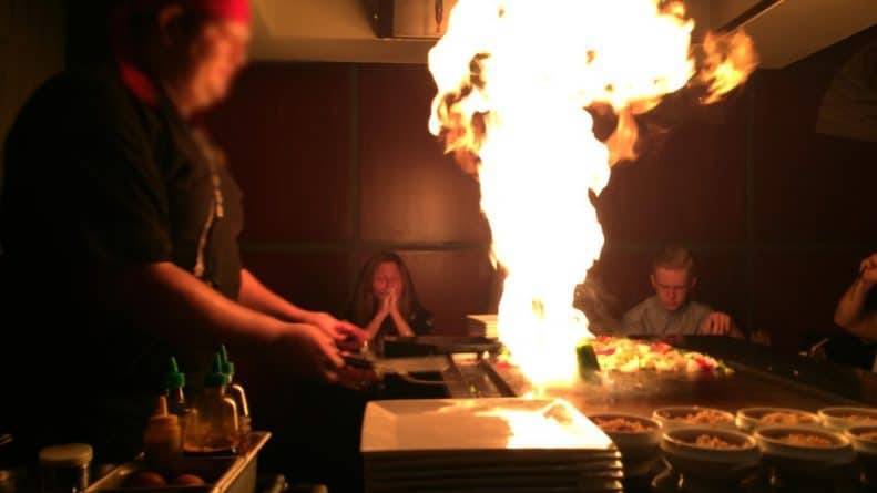 Именинница заработала ожоги первой степени, когда ее лицо "подожгли" на праздничной вечеринке в ресторане