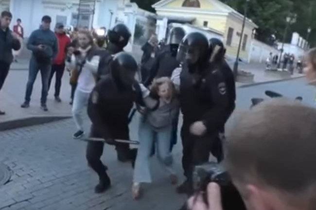 МВД объяснило, зачем полицейский ударил женщину в живот на митинге