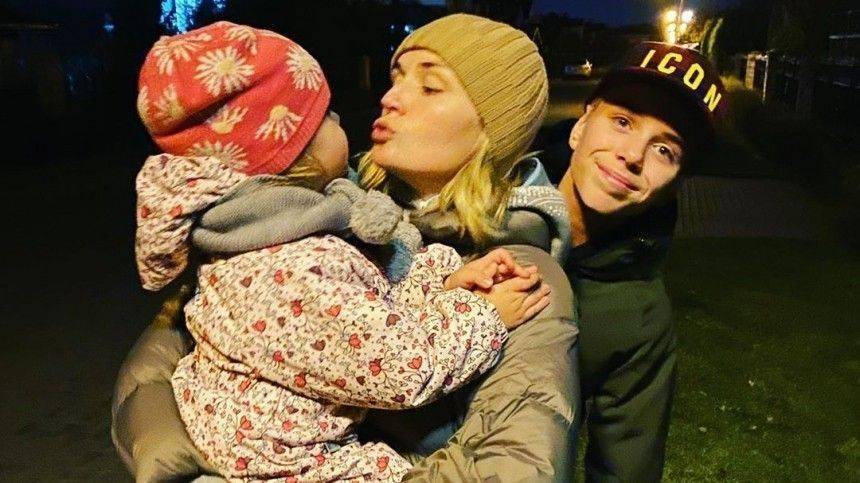 «Мои сердечки»: Полина Гагарина показала умилительный поцелуй дочки и сына