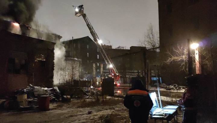 В Санкт-Петербурге горит производственное здание