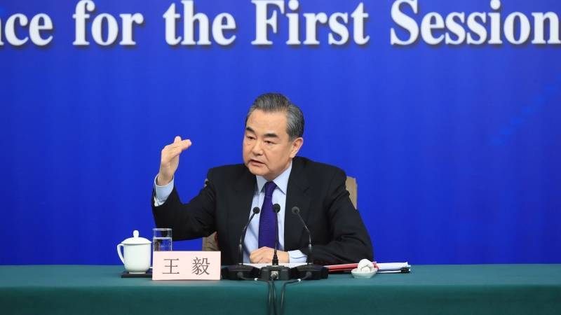 Глава МИД КНР призвал США соблюдать условия торговой сделки на фоне вспышки коронавируса