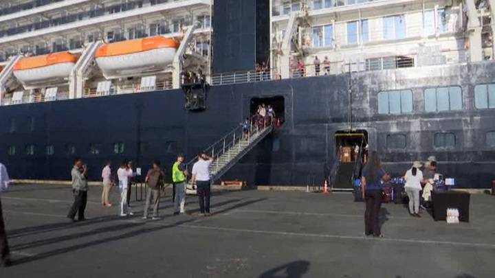 Российские туристы покинули лайнер Westerdam в камбоджийском порту