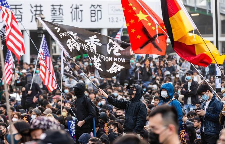 Глава МИД КНР назвал предателями протестующих в Гонконге с чужими флагами