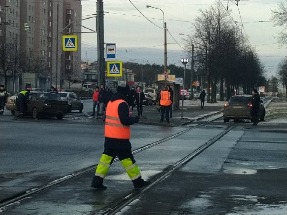 ДТП на углу Ветеранов и Пограничника Гарькавого перекрыло трамвайное движение