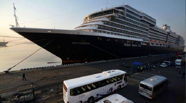 Российские туристы смогли покинуть лайнер Westerdam и направляются домой