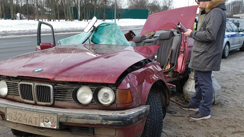Водитель чудом выжил после страшной автокатастрофы в Москве.