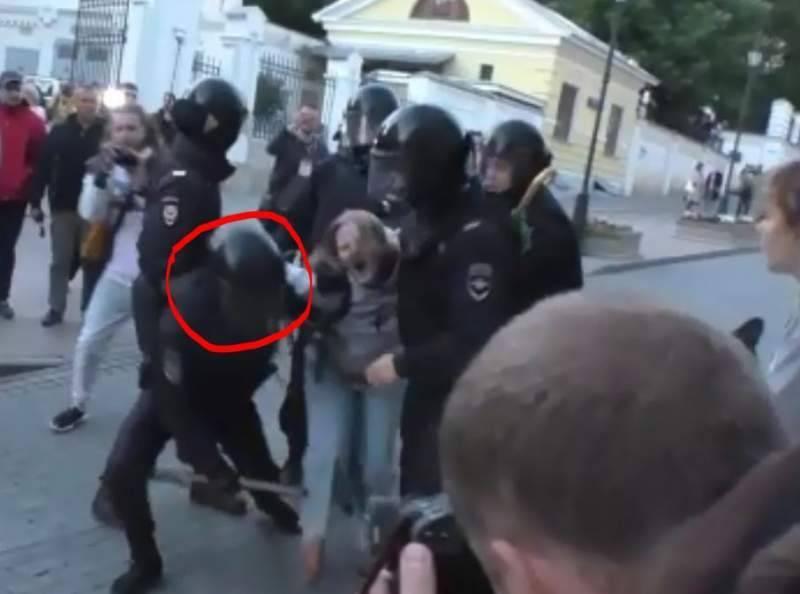 В МВД объяснили, почему полицейский ударил девушку в живот на акции протеста
