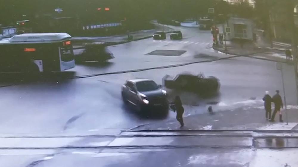 Водитель, уходя от полицейской погони, устроил ДТП в Петербурге.