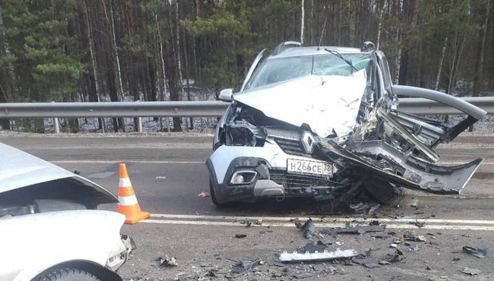 Двое пострадавших: водитель протаранил встречные машины в Брянской области. Видео
