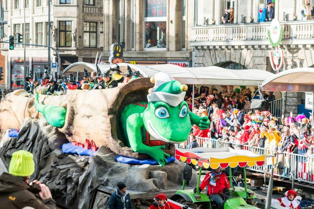 Кричалки, пиво и поцелуи: 10 фактов о карнавале в Германии, которые вас удивят