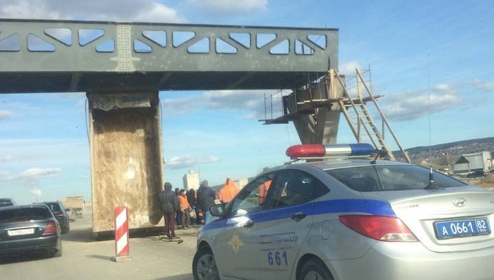 Самосвал разорвало на две части после ДТП на трассе в Крыму. Видео