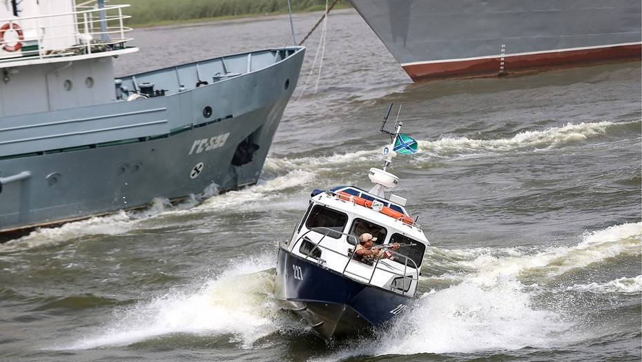 Российские пограничники задержали судно с украинскими моряками в Азовском море
