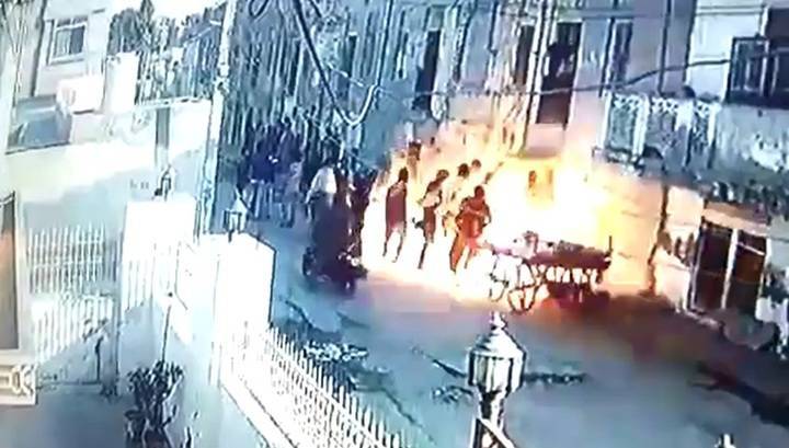 Пятнадцать человек пострадали в результате взрыва газа в жилом доме в Индии. Видео