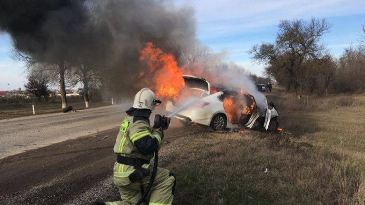 Столкновение и пожар: в Крыму в результате ДТП загорелось авто