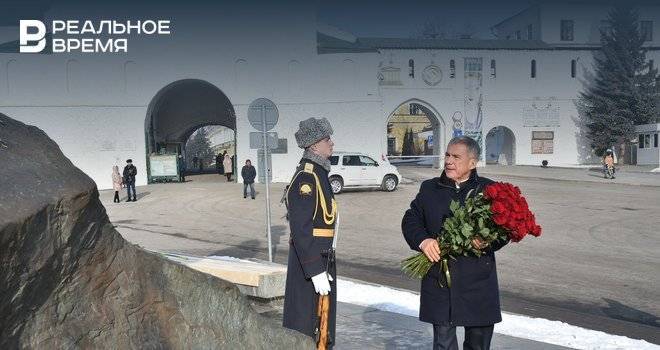 Минниханов возложил цветы к памятнику Мусе Джалилю в Казани