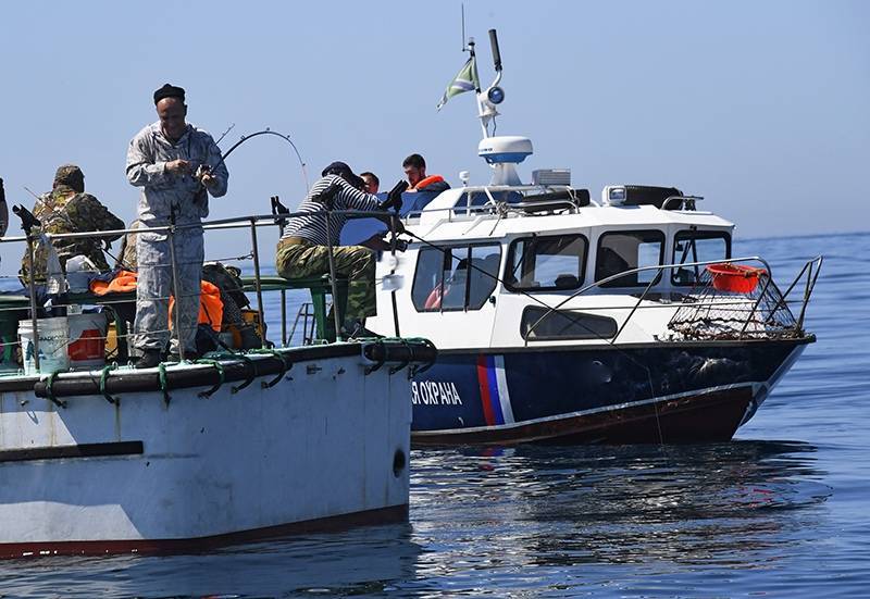 У Крымского моста задержано украинское судно с браконьерами