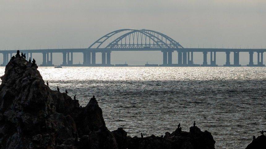 На автоподходах к Крымскому мосту открыли стационарные посты ДПС