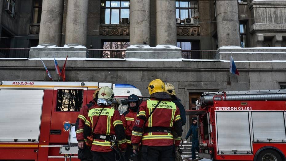 Пожар в Военном институте физической культуры тушили 44 спасателя