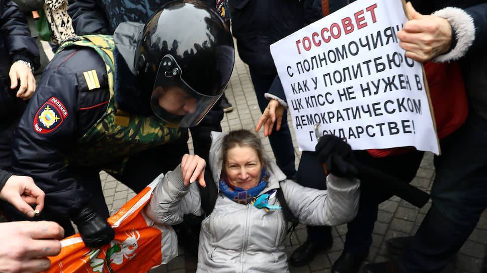 На пикете против поправок в Конституцию в Петербурге задержали более 10 человек