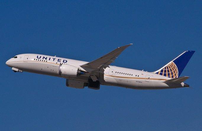 В аэропорту США заблокировали 8 самолетов из-за того, что пассажиры жаловались на симптомы как при коронавирусе