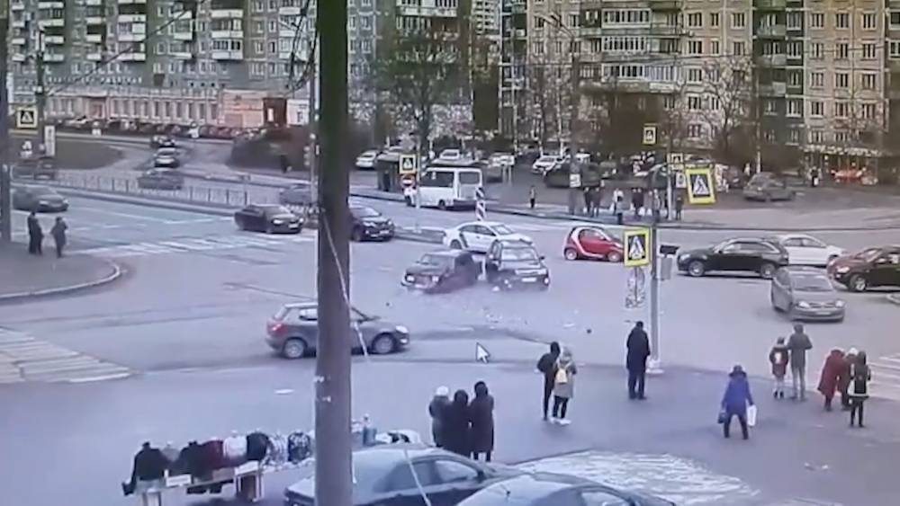 Автолюбитель спровоцировал ДТП в Санкт-Петербурге.