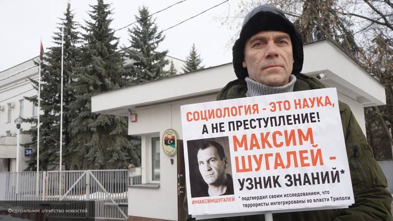 Актер Хмуров поддержал удерживаемых в Ливии социологов из РФ пикетом у посольства