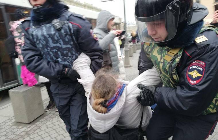 Силовики задержали больше 10 человек на митинге в Петербурге