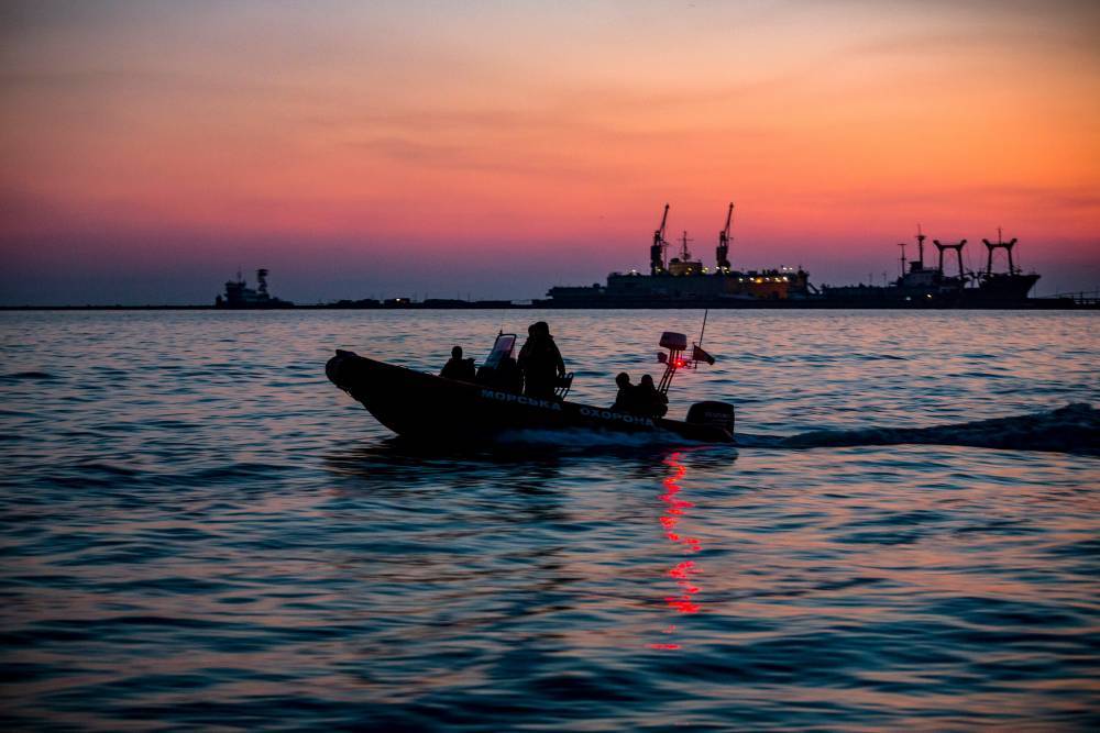 В Азовском море задержано судно с украинскими моряками