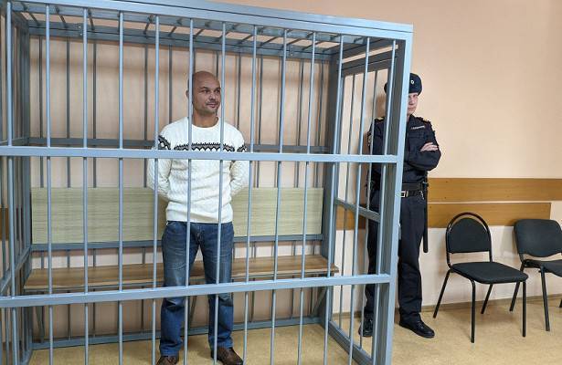Бросивший детей в Шереметьево отец в шоке от своего ареста