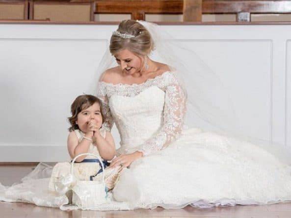 Невеста спасла жизнь девочки, пожертвовав ей костный мозг, а затем впервые встретилась с малышкой на своей свадьбе